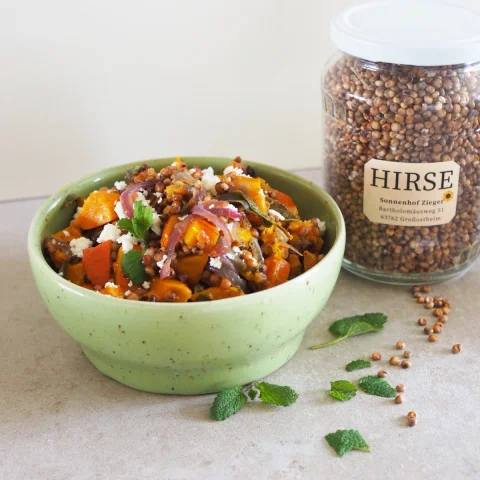Lauwarmer Hirse-Salat mit Ofenkürbis und Feta