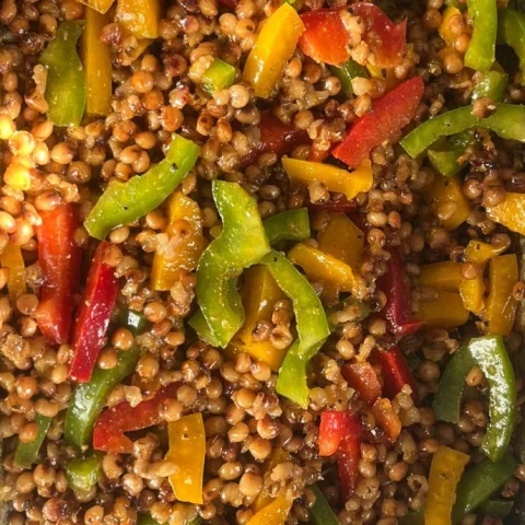 Sommerlicher Hirse-Salat mit Paprika und Mais